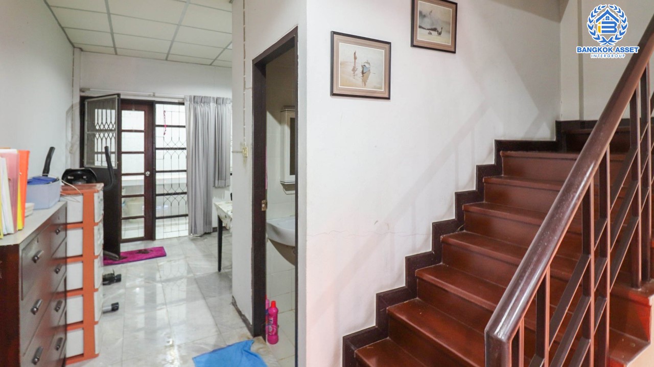 *****ทาวน์เฮ้าส์มือสอง ม.เกตุนุติการ์เด้น ลาดพร้าว เนื้อที่ 17 ตร.ว. ฟังก์ชัน 2 ห้องนอน 2 ห้องน้ำ จอดรถได้ 1 คัน โปร่งกว้าง พร้อมอยู่! ทำเลใจกลางเมือง เชื่อมต่อทั้งถนนลาดพร้าว, ถนนนาคนิวาส, ถนนประเสริฐมนูกิจ ใกล้ทางด่วนรามอินทรา เดินทางสะดวกสบาย ด้วยรถไฟฟ้าสายสีน้ำตาล "สถานีโรงเรียนสตรีวิทยา2"